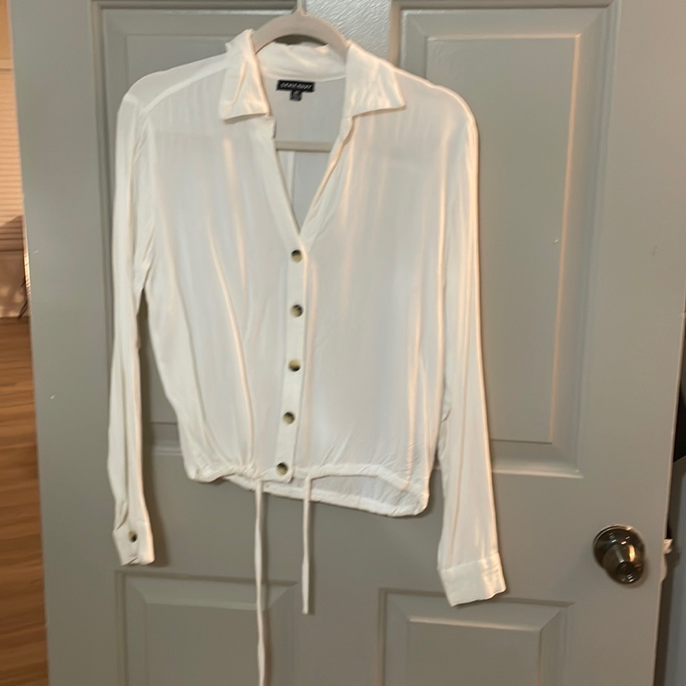 WHITE BUTTON UP